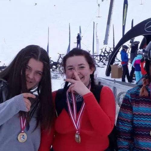 Drei Schülerinnen mit Goldmedaillen