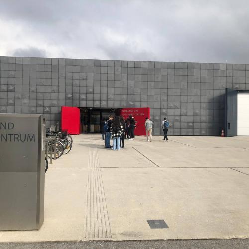Schüler vor Sammlungs- und Forschungszentrum Tiroler Museen