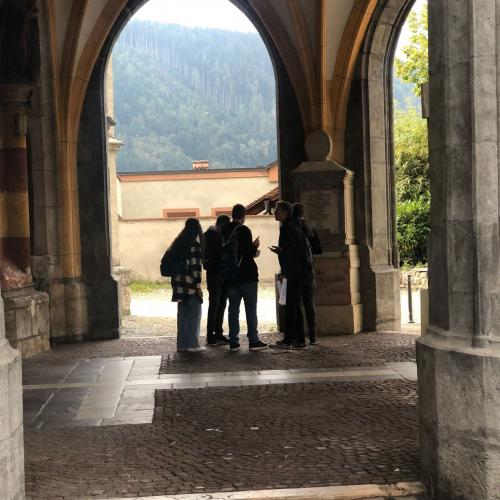 Schüler beim Rätseln vor der Pfarrkirche Hall