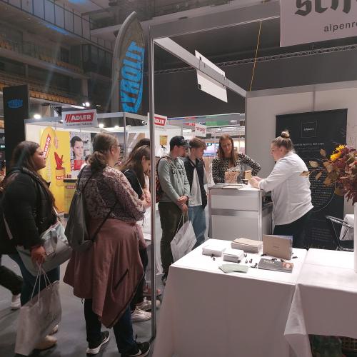 Schüler:innen auf der Messe
