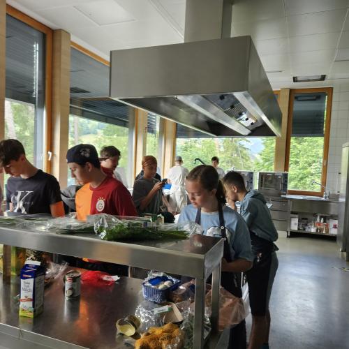 Schülerinnen beim Kochen