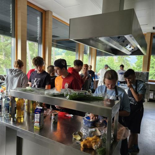 Schülerinnen beim Kochen2