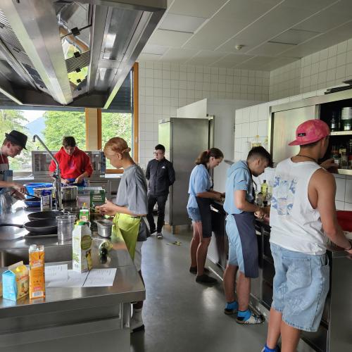 Schülerinnen beim Kochen3