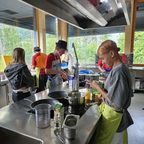 Schülerinnen beim Kochen 5