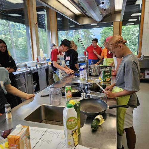Schülerinnen beim Kochen 7