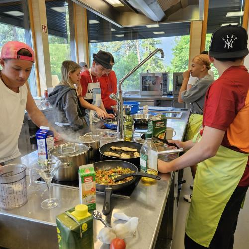 Schülerinnen beim Kochen