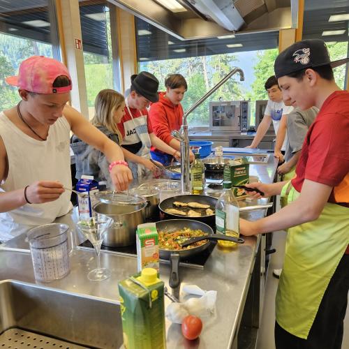 Schülerinnen beim Kochen