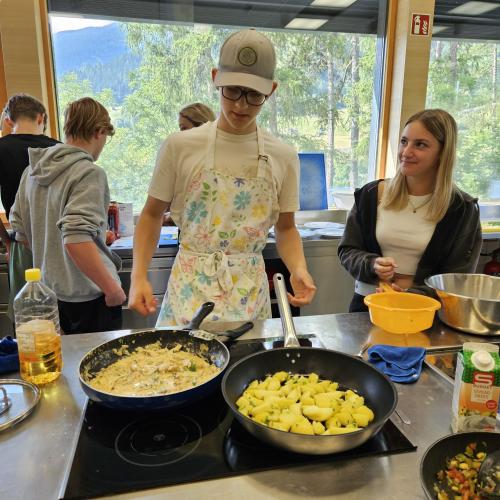 Schülerinnen beim Kochen