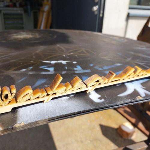 Werbeschrift aus Zirbenholz