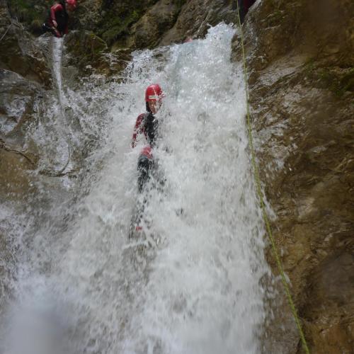 Schüler im Wasserfall
