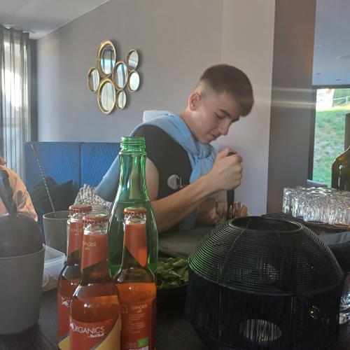 Schüler beim Limettenauspressen