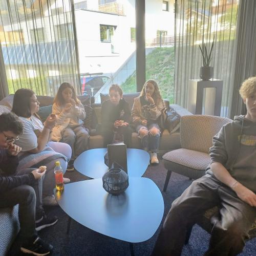 Glückliche Schüler in der Lodge