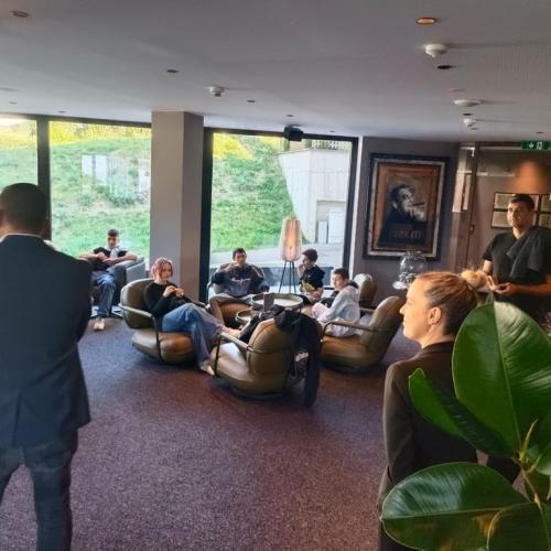 Hotelchef vor Gruppe