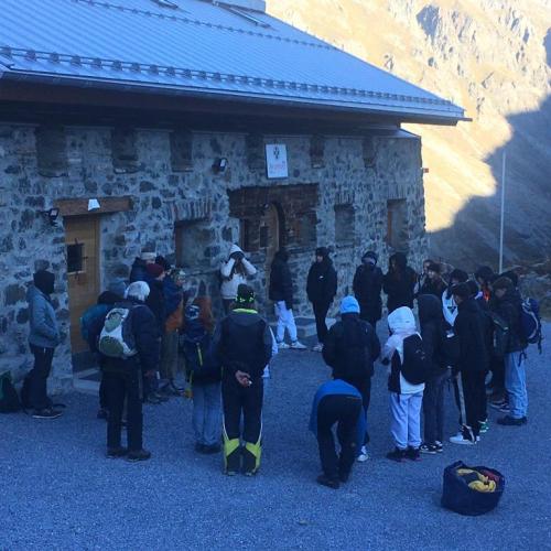 Schüler vor Hütte