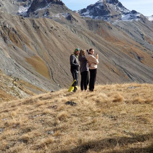 Alpine Landschaft mit Schülerin
