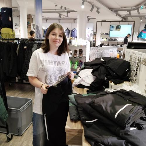 Schülerin im Modehandel