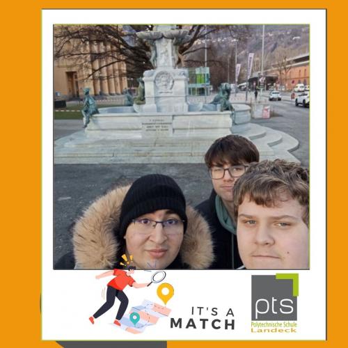 Schülergruppe vor Leopoldsbrunnen
