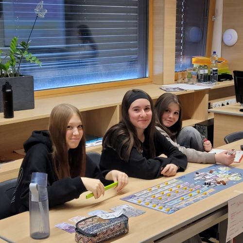 3 Schülerinnen beim Planspiel