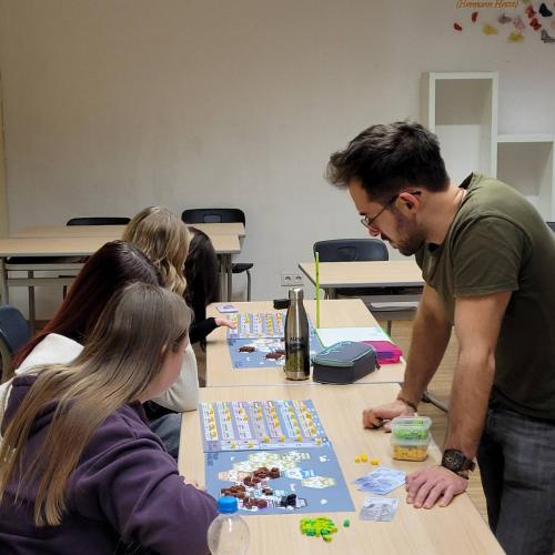 Andreas der den Mädchen das spiel erklärt