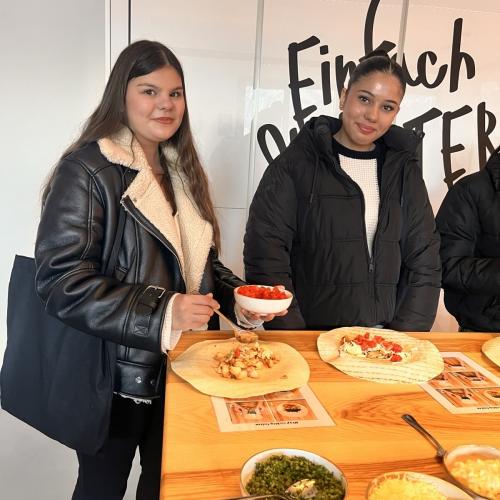 Zwei Schülerinnen beim Tacos machen.