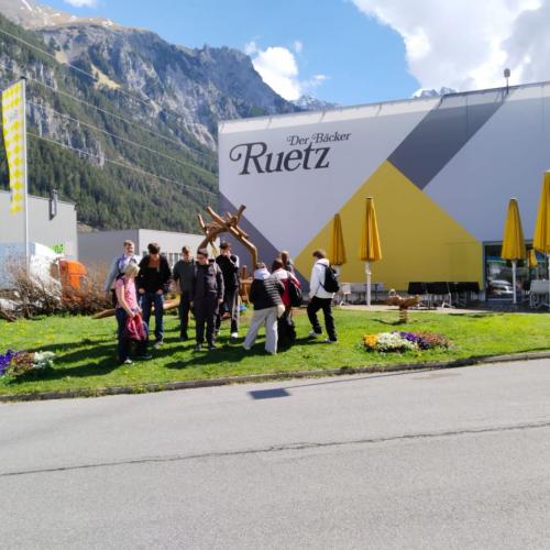Alle Schüler vor der Bäckerei Ruetz.