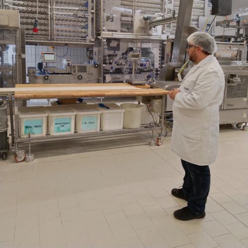 Der Chef des Betriebs mitten im Raum der Herstellung.