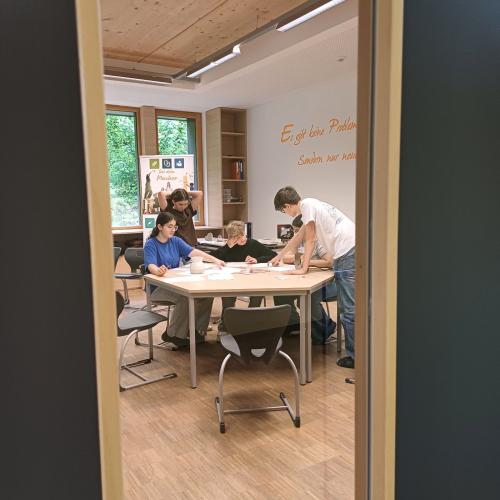Schüler spielen ein spiel