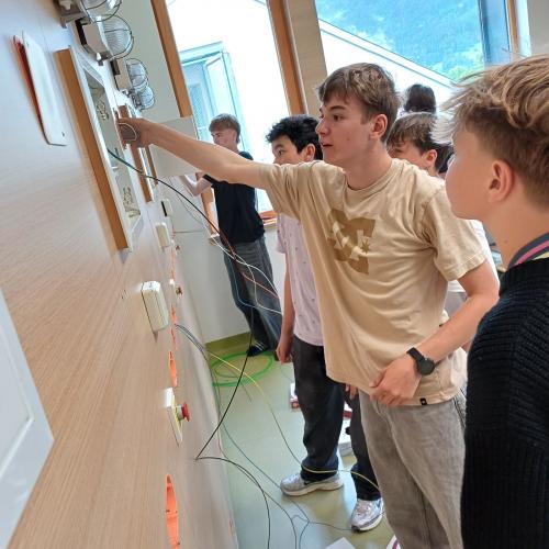 Schüler verlegen kabel