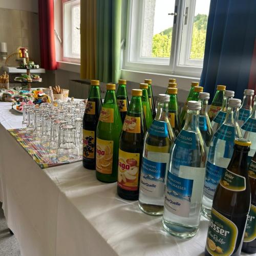 Getränke mit Gläser zum trinken