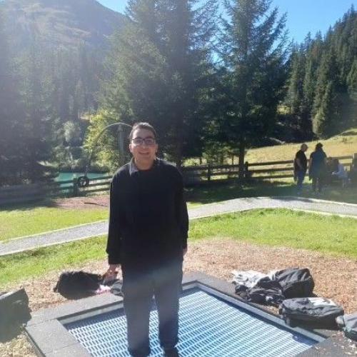 Schüler am Trampolin