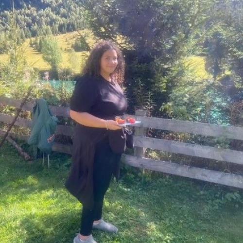 Schülerin lacht ins Bild