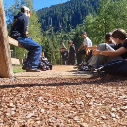 Schüler auf der Schaukel