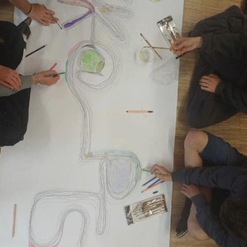 Kreativität gemeinsam erleben. Hier entsteht ein Kunstwerk! 