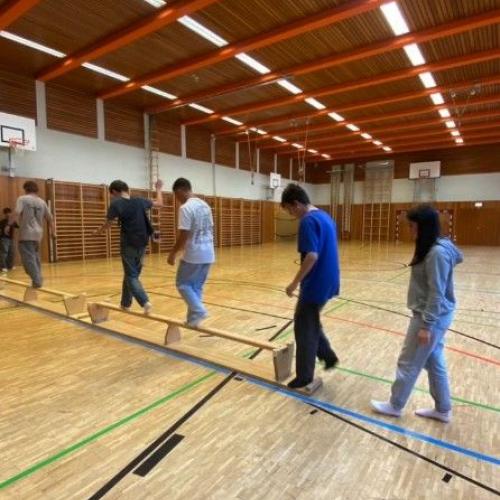 Spiel und kooperation im Turnsaal. 