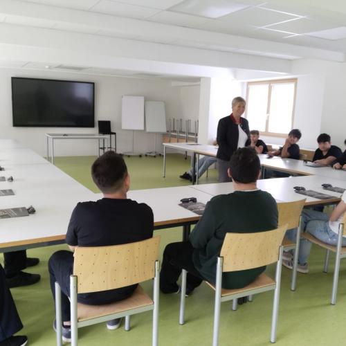 Die Direktorin erklärt