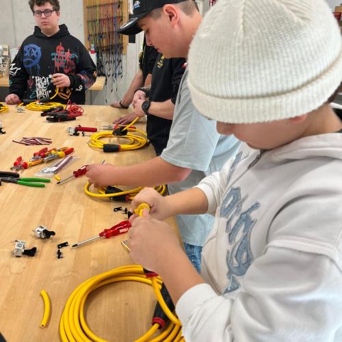 Schüler probiert sich beim Spitzen von Kabeln