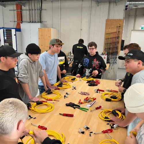 Schüler probiert sich beim Spitzen von Kabeln