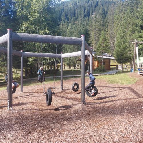 Schüler am Spielplatz
