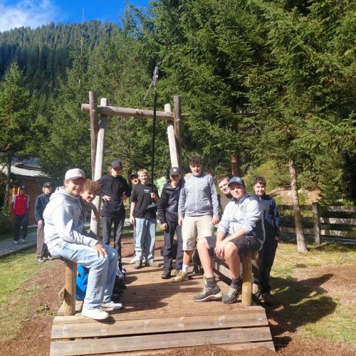 Schüler am Spielplatz