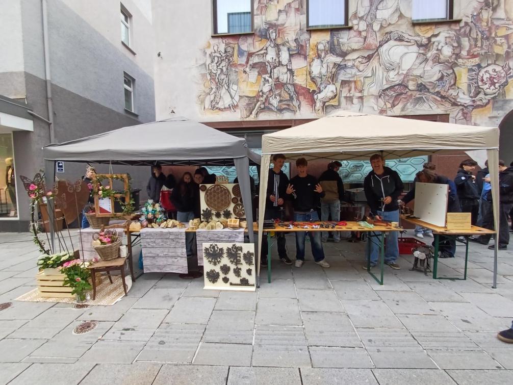 Hier sehen sie die Schüler am Frischemarkt