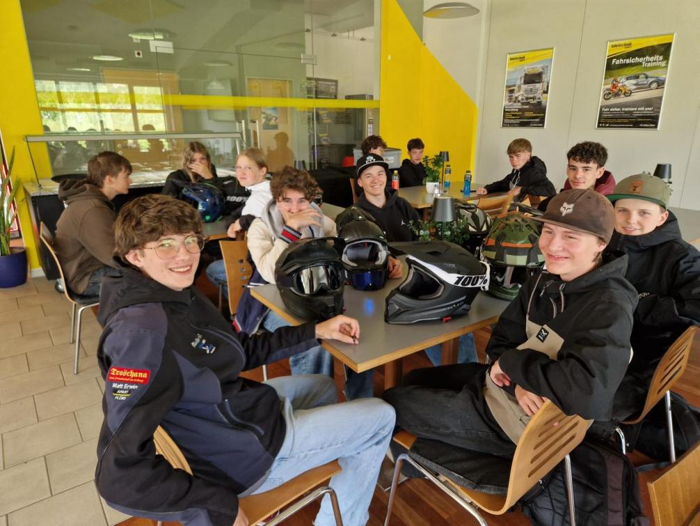 Die Schüler:innen machen eine kurze Pause