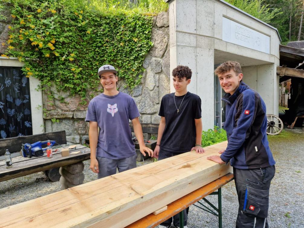 Schüler stehen neben einem Brett