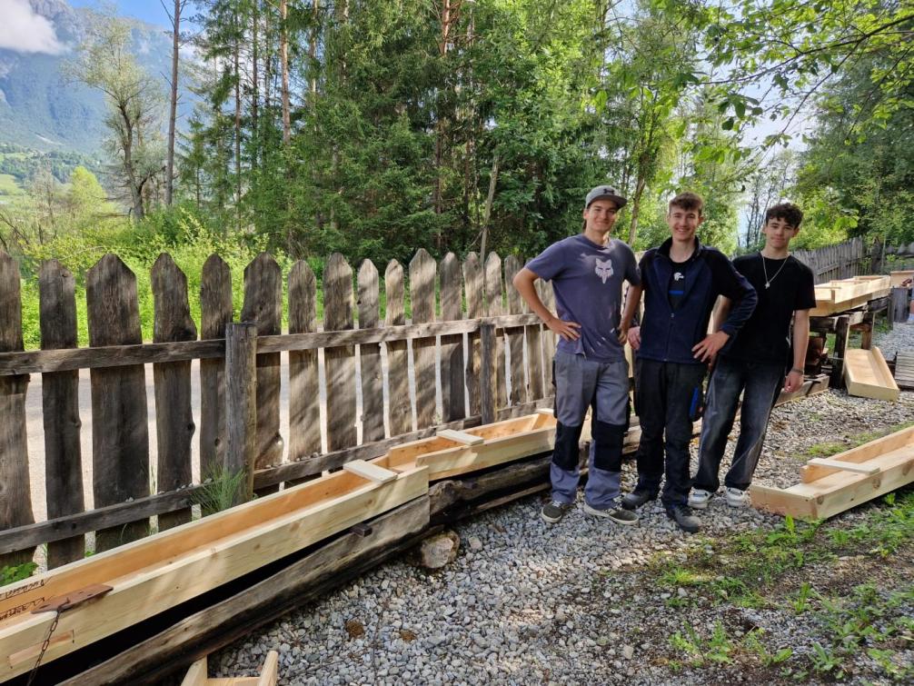 Schüler stehen stolz neben dem Wasserspielplatz