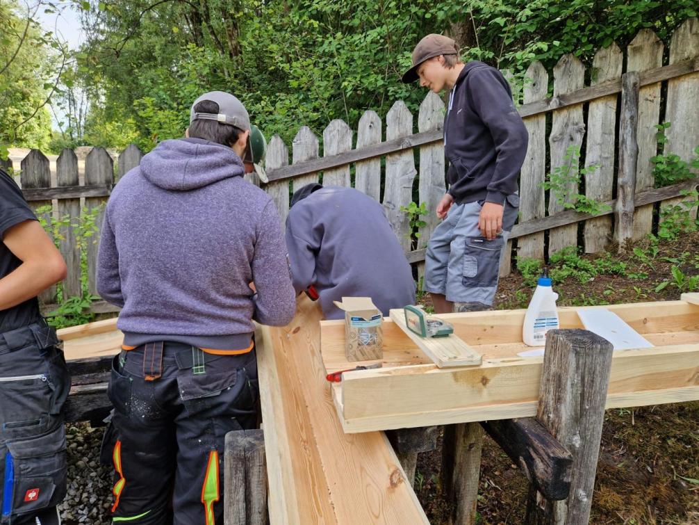 Schüler montieren das Holz