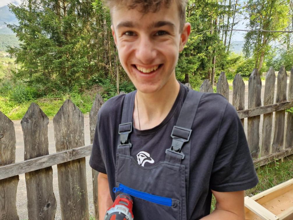 Ein Schüler lächelt