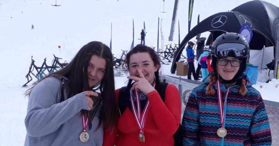Drei Schülerinnen mit Goldmedaillen