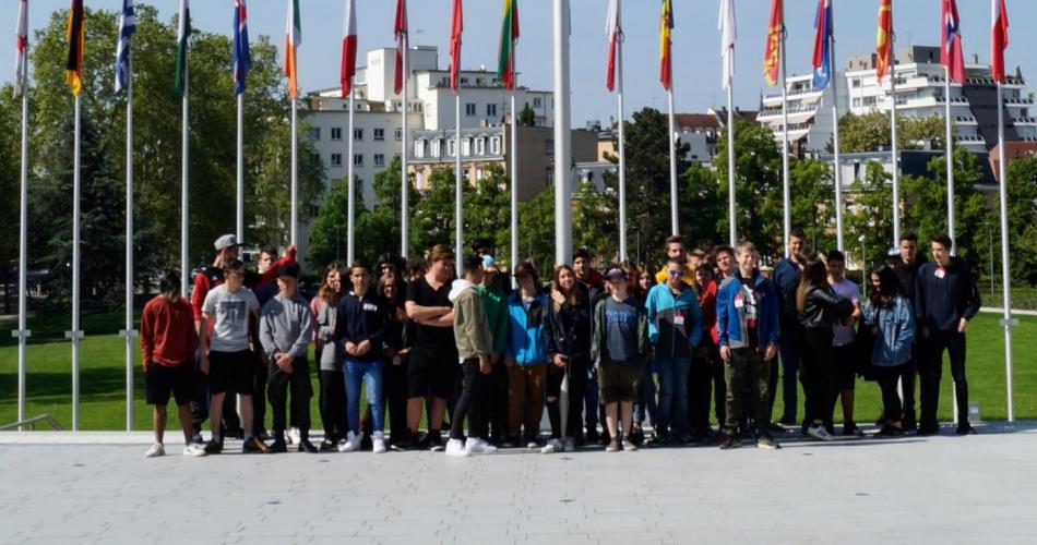 SchülerInnen vor der Flagge des Europarats