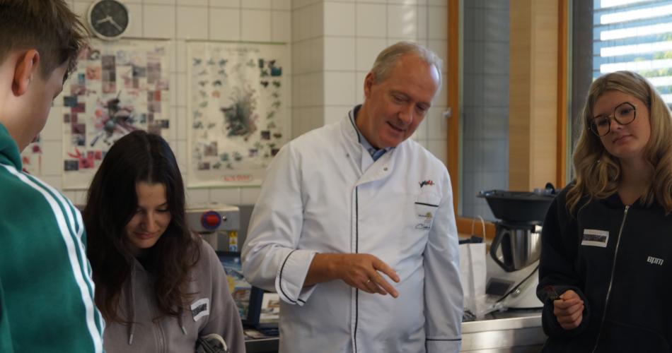 Schülerinnen und Spitzenkoch