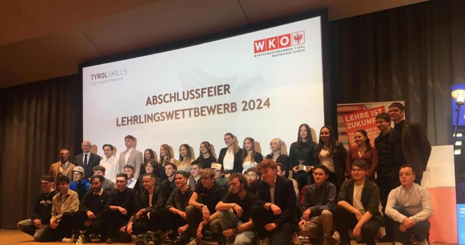 Abschlussfeier Landeswettbewerb, alle Lehrlinge auf der großen Bühne