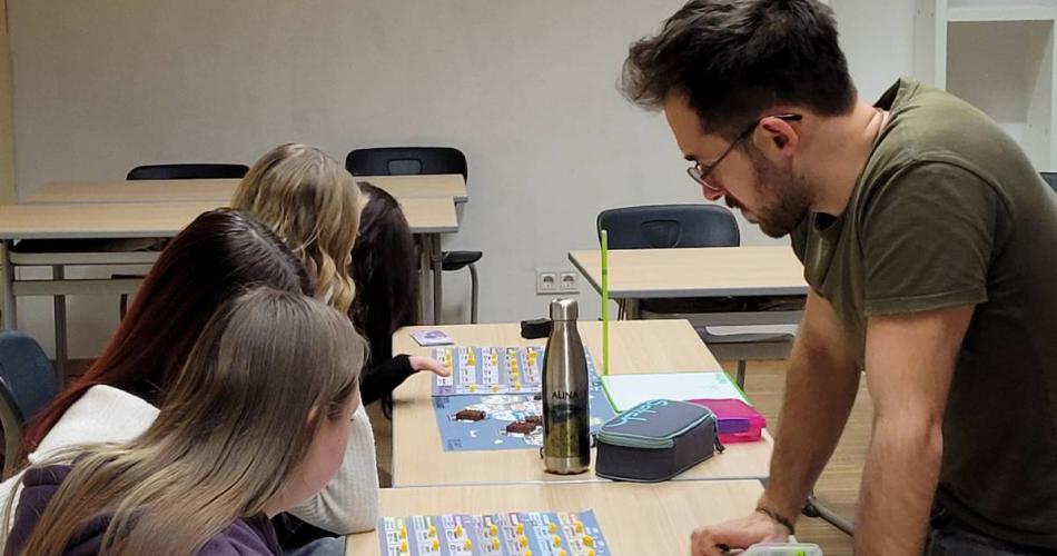 Andreas der den Mädchen das spiel erklärt